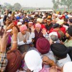 94 फीट ऊंचे नए ध्वजदण्ड को कंधों पर   उठाकर श्री दरबार साहिब पहुंची संगतें