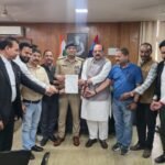 पूर्व महानगर कांग्रेस अध्यक्ष लालचन्द शर्मा के नेतृत्व में कांग्रेसजनों ने वरिष्ठ पुलिस अधीक्षक देहरादून से मिलकर कराया मुकदमा दर्ज