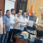 कांग्रेस ने नगर आयुक्त को सौंपा ज्ञापन, आवारा पशुओं की समस्या के समाधान की भी मांग