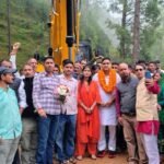 मंत्री राम सिंह कैड़ा ने किया सड़क निर्माण कार्य का शुभारंभ, ग्रामीणों ने फूल-मालाओं से किया स्वागत