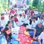 वीवीआईपी की भूमिका की जांच की मांग, कांग्रेस ने गांधी पार्क में किया मौन सत्याग्रह