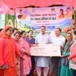 सुवाखोली में सेवा संकल्प अभियान के तहत कृषक रथ को हरी झंडी दिखाकर रवाना करते कृषि मंत्री गणेश जोशी